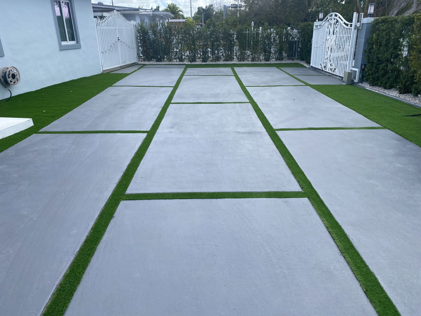 Nice driveway at front